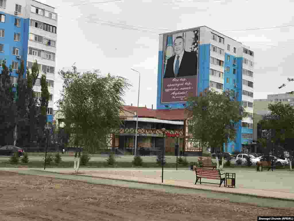 Билборд с портретом президента на стене многоэтажки.