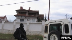 Specijalac tokom pretresa Mladićeve kuće u Beogradu, 23. februar 2010
