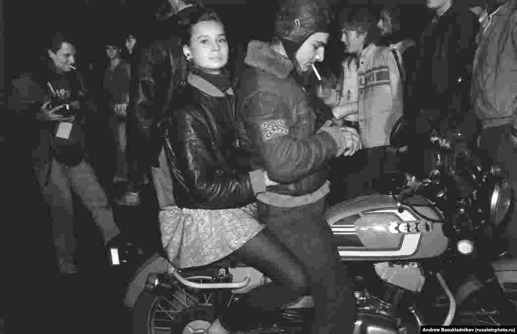«Байкери» на вулицях Москви у 1989 році. (Мотоцикл виробництва тодішньої Чехословаччини)