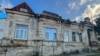 Eski şeerniñ çetinde, Aqmescitteki Lenin ve Studençeskaya soqaqlarınıñ kesişüvinde eski ev, 2025 senesi yanvar ayı