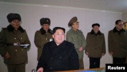 Ким Чен Ын континенттер аралык баллистикалык ракета сыналган учурда. Сүрөттү Түндүк Кореянын мамлекеттик маалымат агенттиги 30-ноябрда таратты. 