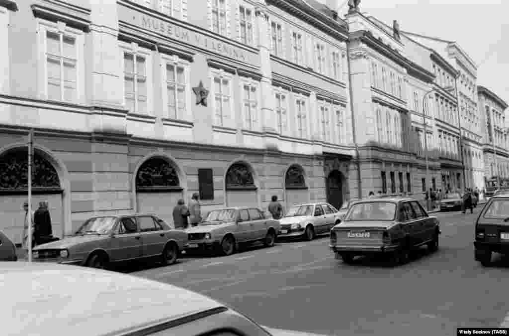 Музей Владимира Ленина, который работал в центре Праги. 1988 год
