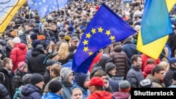 Прапор ЄС на майдані Незалежності в Києві під час Революції гідності, грудень 2013 року