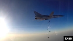 Российский бомбардировщик Ту-22М3 во время нанесения авиционного удара в Сирии, август 2016 года