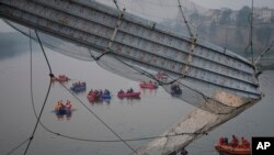 Spasilačke ekipe na mjestu nesreće u gradu Morbi, 32. oktobar 2022.