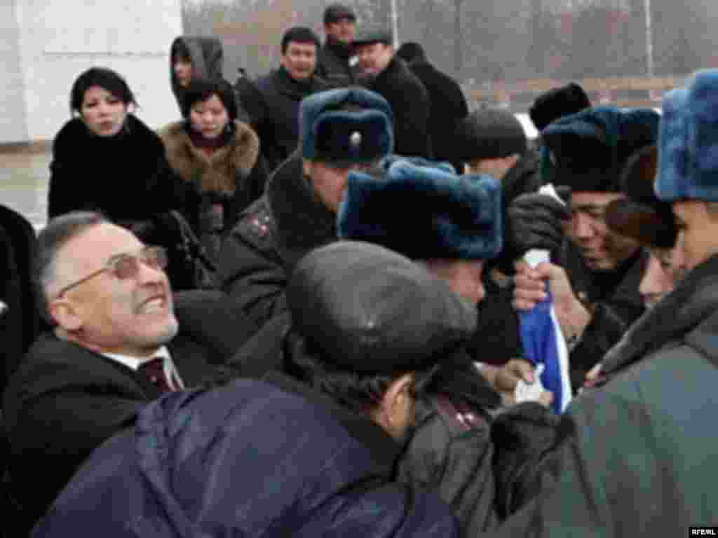 Правоохранительными органами Кыргызстана задержаны организаторы акции по сожжению государственных флагов США и Израиля Нурлан Мотуев и Турсунбай Бакир уулу.