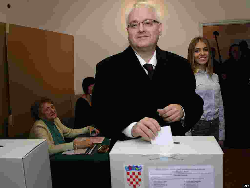 Predsjednik Hrvatske Ivo Josipović na biralištu u Zagrebu, 4. prosinac 2011.