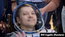 Član posade ekspedicije 59 Oleg Kononenko iz Roskosmosa ispred svemirske letjelice Sojuz MS-11 u Kazahstanu, 25. juna 2019.