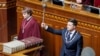 Володимир Зеленський тримає традиційний символ влади – булаву, під час інавгурації на посад. Київ, 20 травня 2019 року