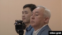 Сейтказы Матаев и его сын Асет в суде в Астане.