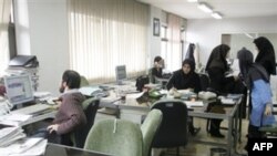 روزنامه سرمایه، به نقل از نمایندگان عضو فراکسیون اقلیت مجلس خبر داد که استیضاح وزرا و احضار رییس جمهوری در دستور کار این فراکسیون قرار گرفته است.