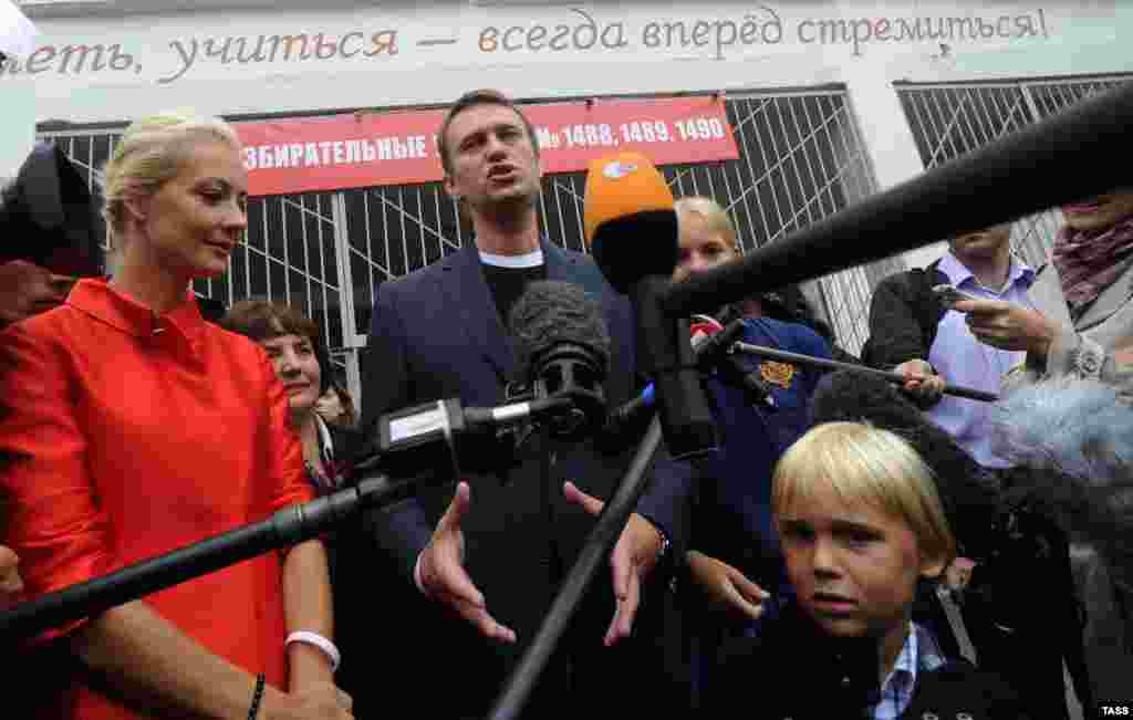 Масква, Расея. Адзіны дзень галасаваньня. Аляксей Навальны на выбарчым участку зь сям'ёй