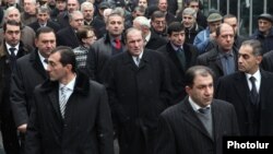 Լեւոն Տեր-Պետրոսյանը (կենտրոն) առաջնորդում է ընդդիմության երթը, 10-ը դեկտեմբերի, 2012