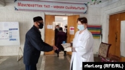 4-октябрдагы добуш берүү пандемия шартында өттү. Бишкек шаары. 2020-жыл.