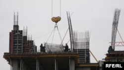 Ukraine -- builders at the work, Kyiv, Feb 2008