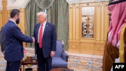 ABŞ Prezidenti Donald Tramp Ər-Riyadda Suriyanın keçid prezidenti Əhməd əş-Şaraa ilə əl sıxır.
