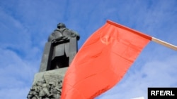 Савецкая сымболіка на тле Дому ўраду.