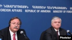 Григол Вашадзе со своим армянским коллегой Эдвардом Налбандяном на пресс-конференции в Ереване