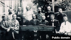 Навуковая камісія Інстытуту беларускай культуры, 1922.
Сядзяць зьлева направа: Я. Купала, А. Круталевіч, Я. Лёсік, С. Некрашэвіч, У. Чаржынскі, В. Шэмпель, М. Байкоў. Стаяць зьлева направа: 1, 2 - ?, 3 - Ч. Родзевіч, 4 - Я. Колас, 5 - К.М. Гадыцкі-Цьвірка, 6 - Я. Дыла. 
