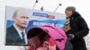 Policijsko osiguravanje Putinovih plakata u Novokuznjecku