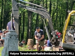 Ексгумаційні роботи у Пужниках