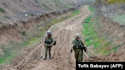 Ադրբեջանցի սակրավորներն ականներ են որոնում, արխիվ, 
