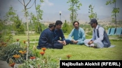 ځوانان د خوست ورزې پارک کې ناست دي - انځور مې ۱۶، کال ۲۰۲۵م