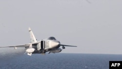 Проліт літака Су-24 поблизу корабля USS Donald Cook у Балтійському морі, квітень 2016 року