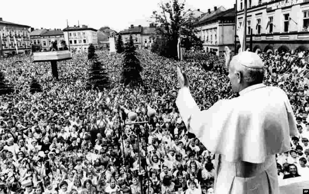 1979 жылғы маусым айы. Рим папасы екінші Иоан Павел Отаны Польшаға сапармен келді. Папаны миллиондаға адам қарсы алды. Папа сөзінде Польшаның коммунистік билігін тікелей сынамағанымен, көпшілік алдындағы уағыздарында азаматтардың «ажырамас» құқықтары туралы айтып, билік режиміне наразылардың рухын көтерді. Бірнеше айдан кейін Гданьскіде құрылған антикоммунистік «Солидарность» кәсіподағы құрамына бір жыл ішінде 10 миллионға жуық адам өткен.