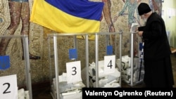 Голосування на одній з виборчих дільниць в Києві під час виборів парламенту України, 26 жовтня 2014 року 