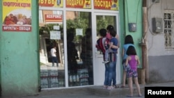 По мнению югоосетинских экспертов, граждане недовольны экономическим положением и парламент обязан серьезно спросить с чиновников о проделанной работе