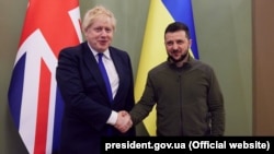 Борис Жонсон менен Владимир Зеленский.