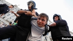 Поліцейські затримують хлопчика під час акції протесту в Москві, 9 вересня 2018 року