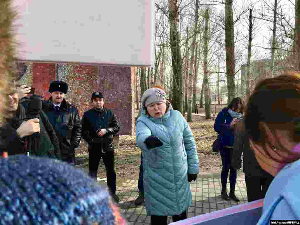 "Если не Путин, то конь?": в Казани прошел арт-пикет "Открытой России"