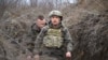 Președintele ucrainean, Vladimir Zelenski, vizitează frontul de luptă cu separatiștii pro-ruși, susținuți de Moscova, în regiunea Mariupol, 9 aprilie 2021.