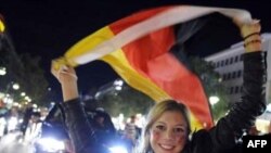 ابراز خوشحالی تماشگران آلمانی از صعود تیم ملی این کشور به مرحله یک چهارم پایانی.(عکس: AFP)