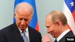 Жо Байден АКШнын вице-президенти, ал эми Владимир Путин Орусиянын премьер-министри болуп турганда Москвадагы жолугушуу, 2011-жылдын марты.