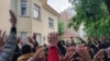 U toku jutra na kratko je priveden fotoreporter koji prati studentske proteste i blokade Gavrilo Andrić