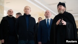 Кремль тараткан маалыматта Путин Севастоплде тарыхый-археологиялык “Херсонес Таврический” паркына барганы айтылат