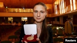 Вязовска с медала си след церемонията в Хелзинки на 5 юли 2022 г.