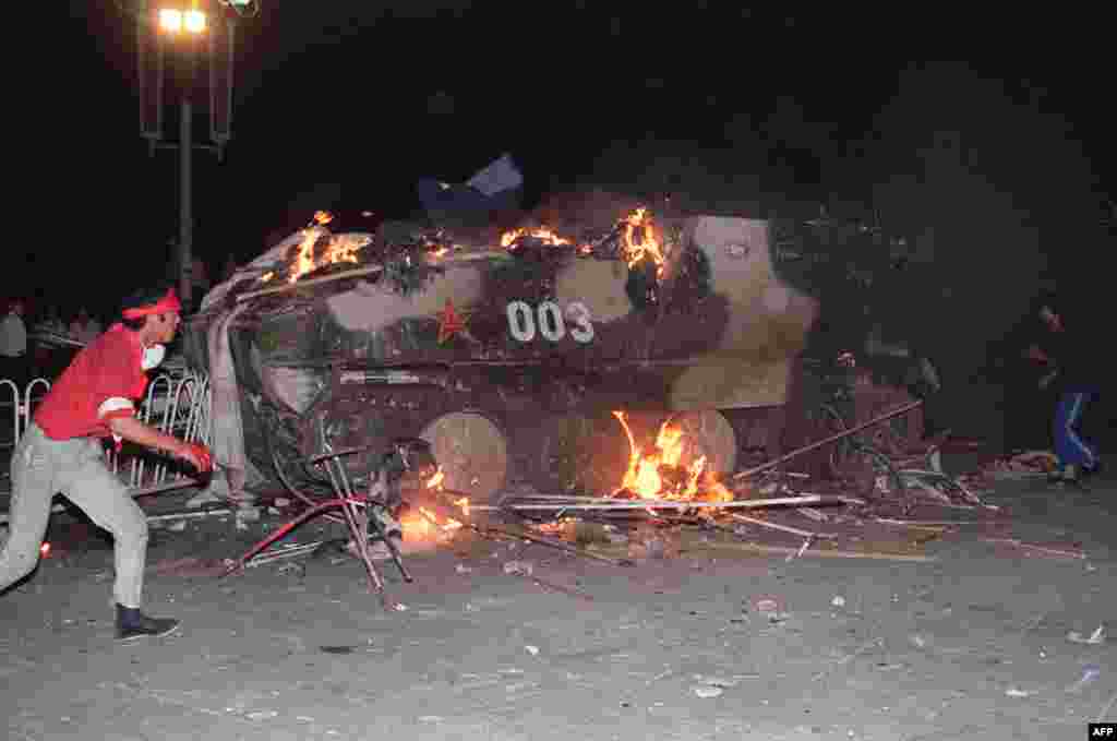 Fotografija je napravljena 4. juna 1989. godine. Na njoj se vidi vojno vozilo u plamenu koje su zapalili studenti u blizini Tjenanmena. Stotine, verovatno i hiljade demonstranata je kineska vojska ubila 3. i 4. juna 1989. godine.
