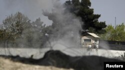 У здания посольства Великобритании в Афганистане после нападения талибов. Кабул, 15 апреля 2012 г