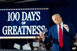 Президент Дональд Трамп на праздновании своих первых 100 дней в колледже округа Макомб, штат Мичиган. 29 апреля 2025 года