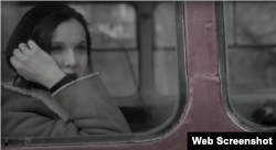 Актриса Тетяна Друбич дивиться з вікна кримського тролейбуса. Скріншот кадру кліпу групи «Ундервуд». Пісня «Сукня в горошок», 2012 рік.