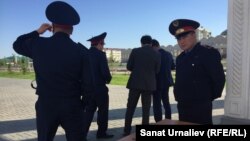 Полиция өкілдері аккредитациядан өткен журналистер тізімін тексеріп жатыр. Орал, 15 мамыр 2018