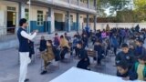 د باړې په یو نوي رغول شوي سکول کې يو ښوونکی ماشومانو ته درس ورکوي - انځور مې ۱۷، کال ۲۰۲۵