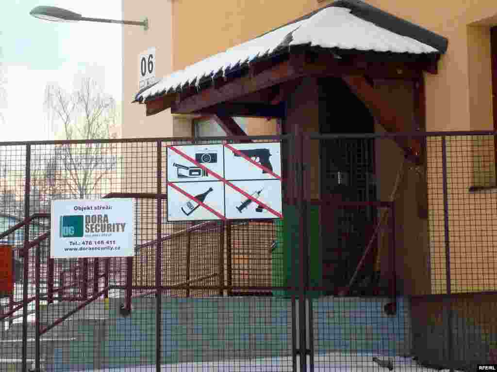 Вход в приемный центр лагеря беженцев в чешской деревне Вышни Лхоты. - Ограждение приемного центра чешского лагеря беженцев в деревне Вышни Лхоты. 1 февраля 2009 года.