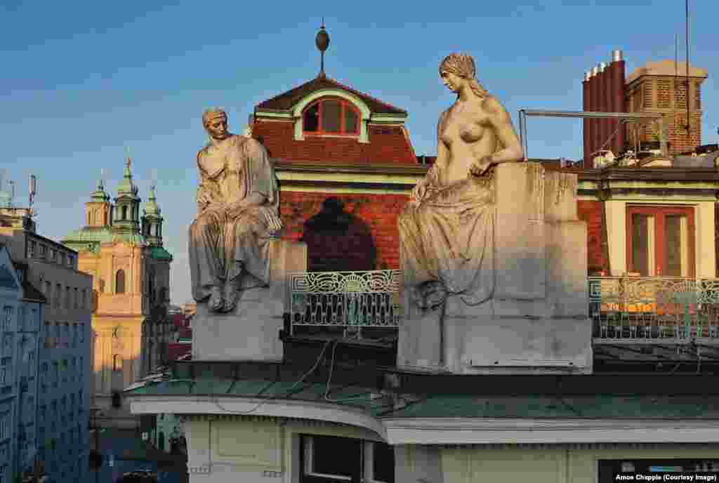 Скульптури Ладіслава Шалоуна на розі даху будівлі Нової ратуші Праги
