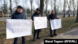 Соцтармактарда кыргызстандык активисттер казак бийлигин маалыматты бурмалабай берүүгө чакырып, 9-январда Казакстандын Бишкектеги элчилигинин алдына акцияга чыгышты.