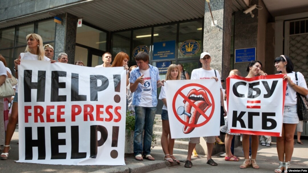 "Artists against censorship" demonstrates in support of Ukraine's Channel 5 and TVi television stations in Kyiv on August 16.